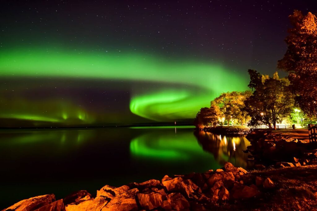 De Aurora Borealis weerspiegeld in een meer in Tampere, de Lapinniemi Area