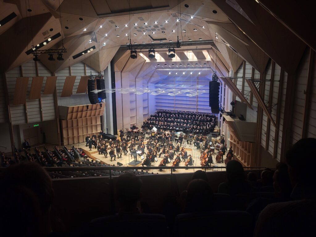 Het Tampere Filharmonia van binnen, met orkest op het podium