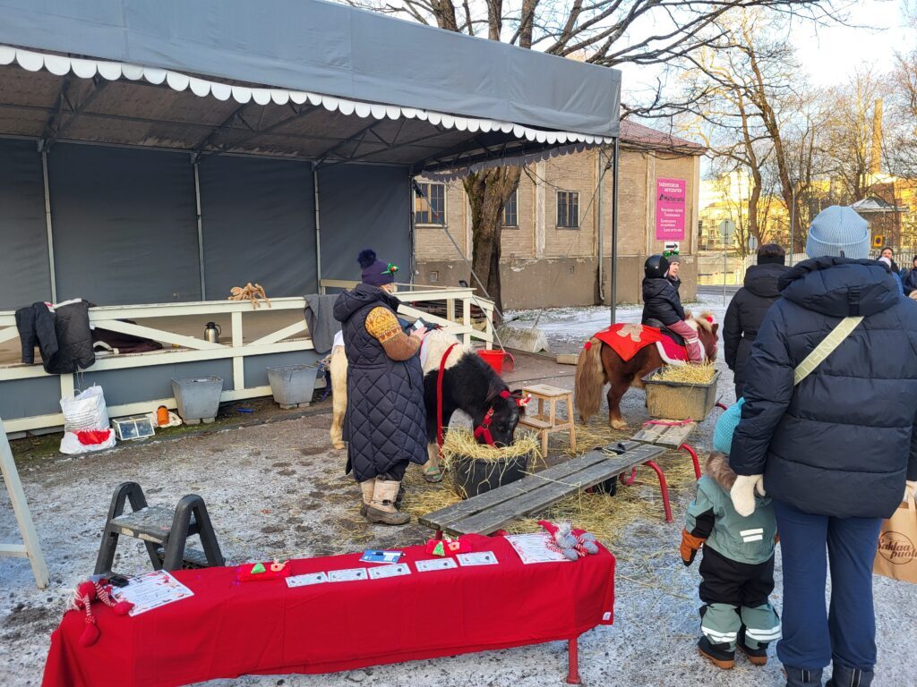 Een kerstmarkt met schattige pony's
