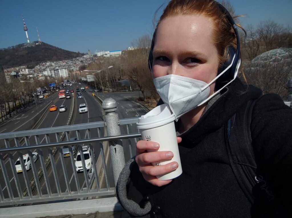 uitzicht vanaf een brug, Anne met een mondkapje en een kop koffie