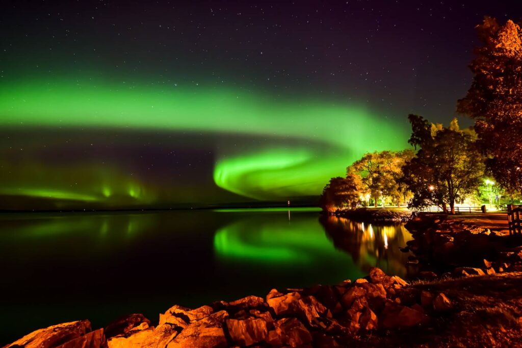 De Aurora Borealis over een meer in Tampere, de Lapinniemi Area