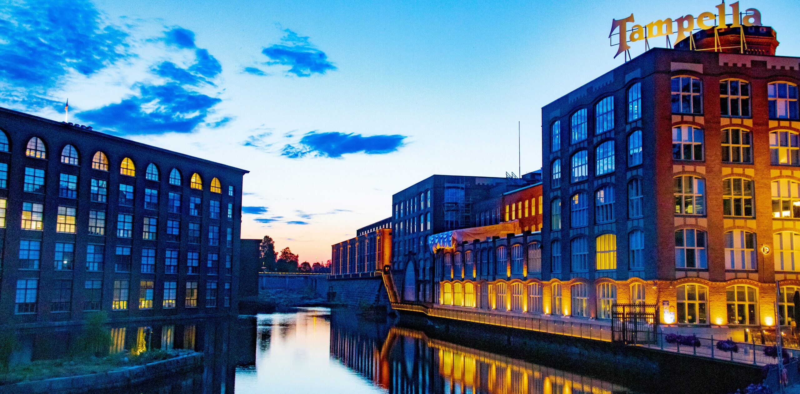 Historisch fabrieksgebouw in Tampere, vlak bij het centrum en universiteit, gezien bij zonsondergang
